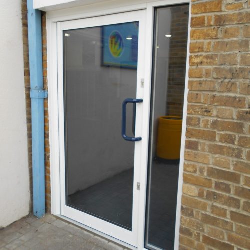 Single aluminium door with side screen